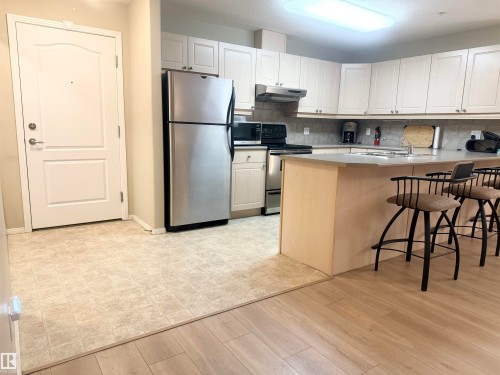 315 592 Hooke Road, Edmonton, AB - Indoor Photo Showing Kitchen