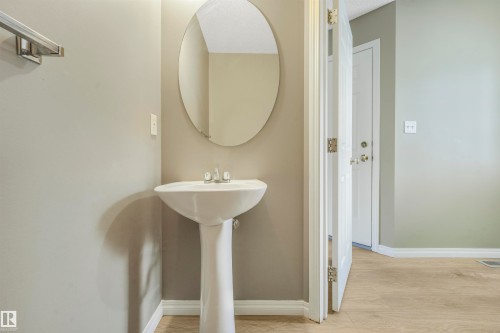 33 4020 21 Street, Edmonton, AB - Indoor Photo Showing Bathroom