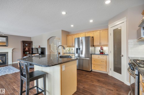 581 Foxboro Loop, Sherwood Park, AB - Indoor Photo Showing Kitchen With Upgraded Kitchen