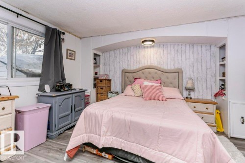 Bedroom featuring light wood-type flooring and a textured ceiling - 216 53222 Rge Rd 272, Rural Parkland County, AB - Indoor Photo Showing Bedroom
