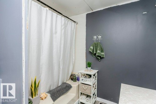 Full bath featuring shower / bath combination with curtain and baseboards - 216 53222 Rge Rd 272, Rural Parkland County, AB - Indoor