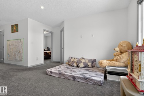 9514 Pear Close, Edmonton, AB - Indoor Photo Showing Bedroom