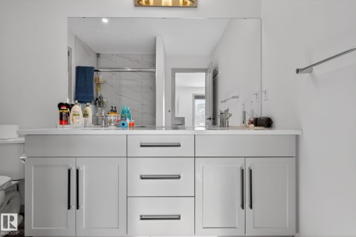9514 Pear Close, Edmonton, AB - Indoor Photo Showing Bathroom