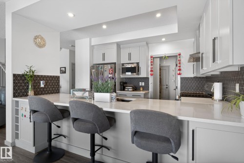 9514 Pear Close, Edmonton, AB - Indoor Photo Showing Kitchen