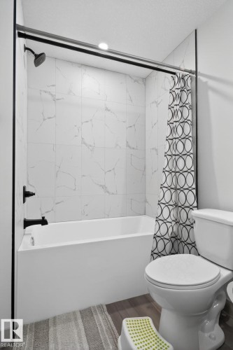 9514 Pear Close, Edmonton, AB - Indoor Photo Showing Bathroom