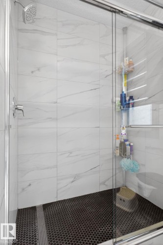 9514 Pear Close, Edmonton, AB - Indoor Photo Showing Bathroom