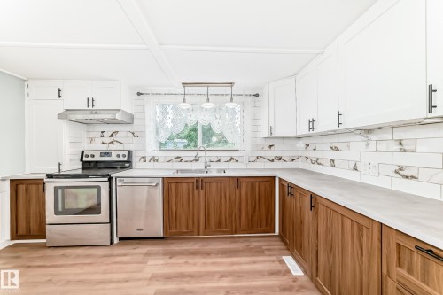 404 Evergreen Park, Edmonton, AB - Indoor Photo Showing Kitchen