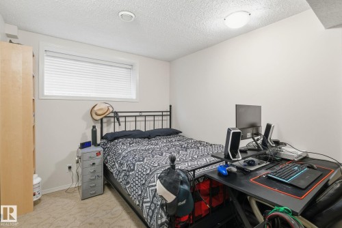 22 Lamplight Bay, Spruce Grove, AB - Indoor Photo Showing Bedroom