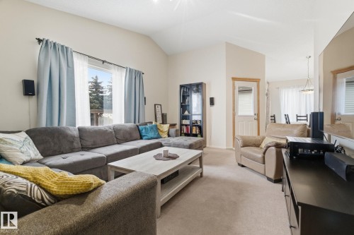 22 Lamplight Bay, Spruce Grove, AB - Indoor Photo Showing Living Room