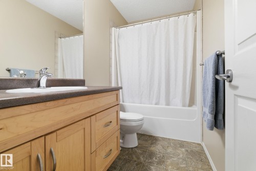 22 Lamplight Bay, Spruce Grove, AB - Indoor Photo Showing Bathroom
