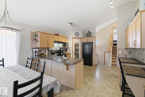 22 Lamplight Bay, Spruce Grove, AB - Indoor Photo Showing Kitchen