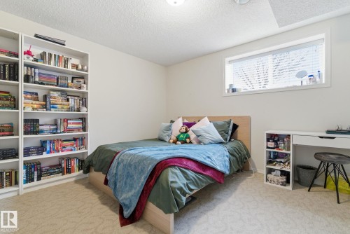 22 Lamplight Bay, Spruce Grove, AB - Indoor Photo Showing Bedroom