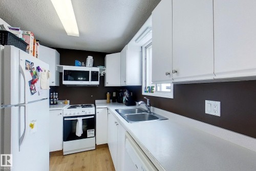 5137 6Th Avenue, Edson, AB - Indoor Photo Showing Kitchen With Double Sink