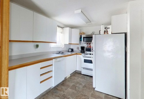 5137 6Th Avenue, Edson, AB - Indoor Photo Showing Kitchen With Double Sink