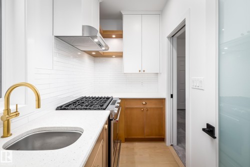 4640 Chegwin Wynd Sw, Edmonton, AB - Indoor Photo Showing Kitchen