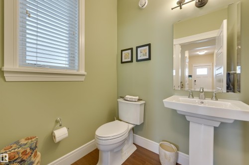 10810 74 Avenue, Edmonton, AB - Indoor Photo Showing Bathroom
