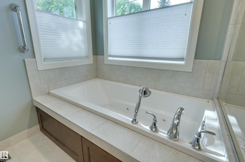 10810 74 Avenue, Edmonton, AB - Indoor Photo Showing Bathroom