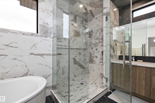 44A Valleyview Crescent, Edmonton, AB - Indoor Photo Showing Bathroom