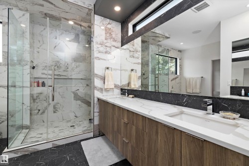 44A Valleyview Crescent, Edmonton, AB - Indoor Photo Showing Bathroom