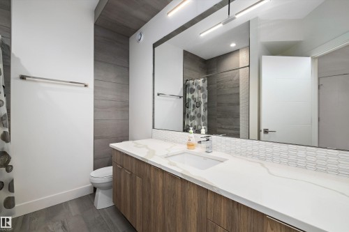 44A Valleyview Crescent, Edmonton, AB - Indoor Photo Showing Bathroom