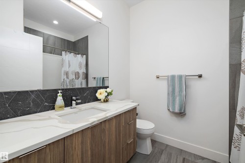 44A Valleyview Crescent, Edmonton, AB - Indoor Photo Showing Bathroom