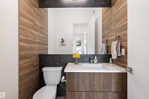 44A Valleyview Crescent, Edmonton, AB - Indoor Photo Showing Bathroom