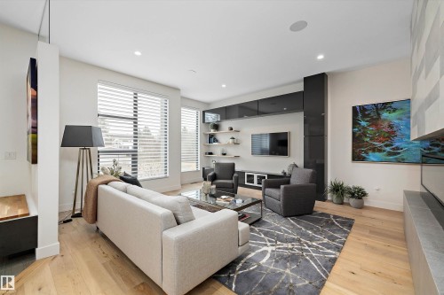 44A Valleyview Crescent, Edmonton, AB - Indoor Photo Showing Living Room