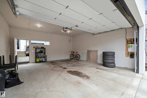 44A Valleyview Crescent, Edmonton, AB - Indoor Photo Showing Garage