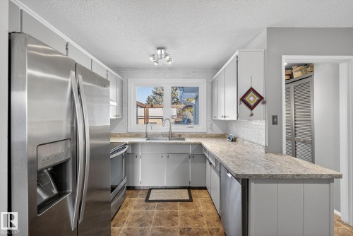 11508 35A Avenue, Edmonton, AB - Indoor Photo Showing Kitchen
