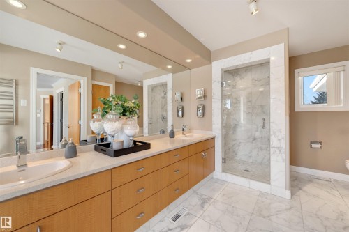 9704 Riverside Drive, Edmonton, AB - Indoor Photo Showing Bathroom