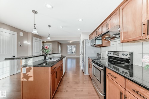 283 Griesbach Road, Edmonton, AB - Indoor Photo Showing Kitchen With Upgraded Kitchen