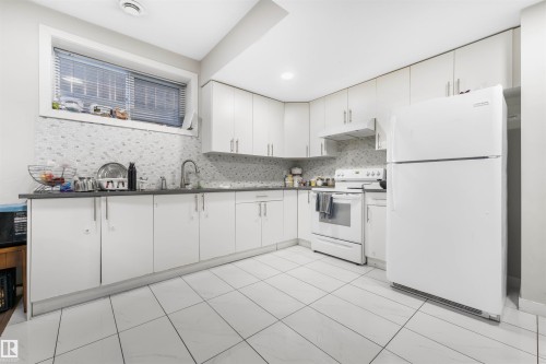 17024 62 Street, Edmonton, AB - Indoor Photo Showing Kitchen