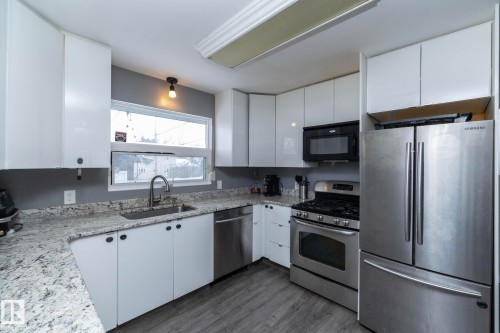 9512 Sherridon Drive, Fort Saskatchewan, AB - Indoor Photo Showing Kitchen With Stainless Steel Kitchen