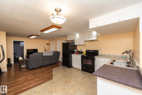 9512 Sherridon Drive, Fort Saskatchewan, AB - Indoor Photo Showing Kitchen With Double Sink