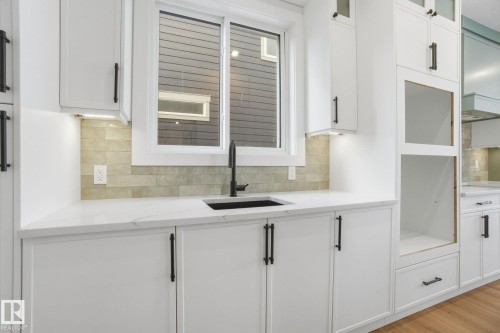 142 Edgewater Circle, Leduc, AB - Indoor Photo Showing Kitchen