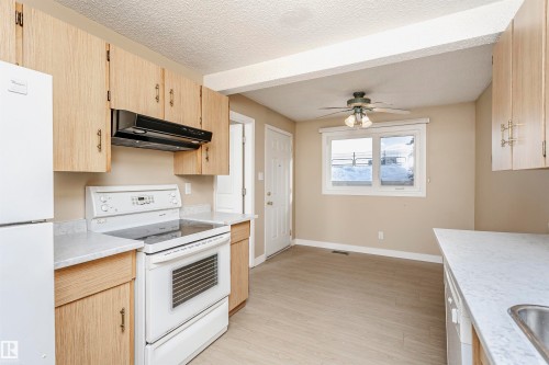 21 11111 26 Avenue, Edmonton, AB - Indoor Photo Showing Kitchen