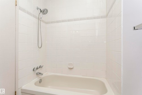 21 11111 26 Avenue, Edmonton, AB - Indoor Photo Showing Bathroom