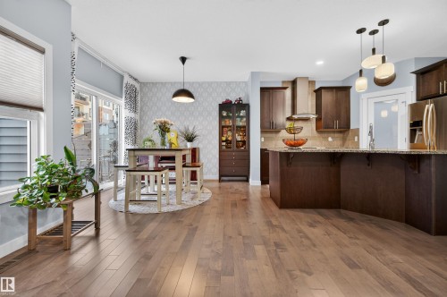 21615 84 Avenue, Edmonton, AB - Indoor Photo Showing Kitchen With Upgraded Kitchen
