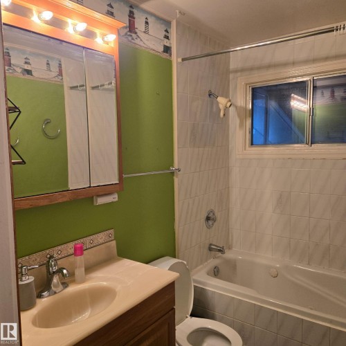 10966 158 Street, Edmonton, AB - Indoor Photo Showing Bathroom