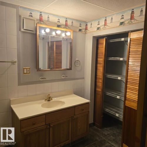 10966 158 Street, Edmonton, AB - Indoor Photo Showing Bathroom