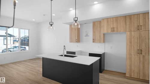 20705 42 Avenue, Edmonton, AB - Indoor Photo Showing Kitchen