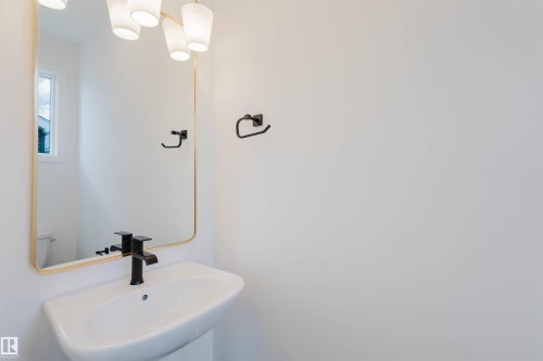 2116 Crossbill Lane, Edmonton, AB - Indoor Photo Showing Bathroom