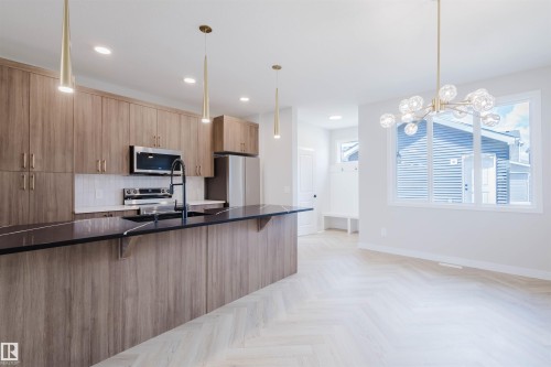 2116 Crossbill Lane, Edmonton, AB - Indoor Photo Showing Kitchen With Upgraded Kitchen