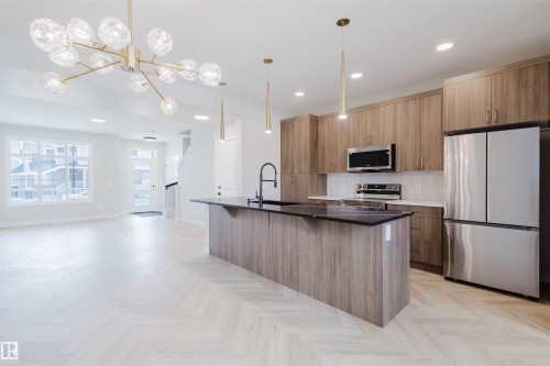 2116 Crossbill Lane, Edmonton, AB - Indoor Photo Showing Kitchen With Upgraded Kitchen