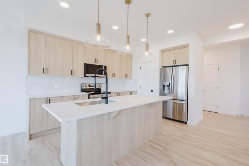 2118 Crossbill Lane, Edmonton, AB - Indoor Photo Showing Kitchen With Upgraded Kitchen