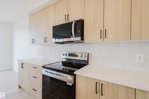 2118 Crossbill Lane, Edmonton, AB - Indoor Photo Showing Kitchen