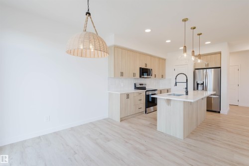 2118 Crossbill Lane, Edmonton, AB - Indoor Photo Showing Kitchen With Upgraded Kitchen