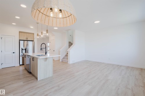 2118 Crossbill Lane, Edmonton, AB - Indoor Photo Showing Kitchen With Upgraded Kitchen