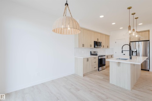 2118 Crossbill Lane, Edmonton, AB - Indoor Photo Showing Kitchen With Upgraded Kitchen