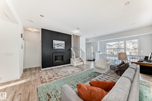 6685 Cardinal Road, Edmonton, AB - Indoor Photo Showing Living Room